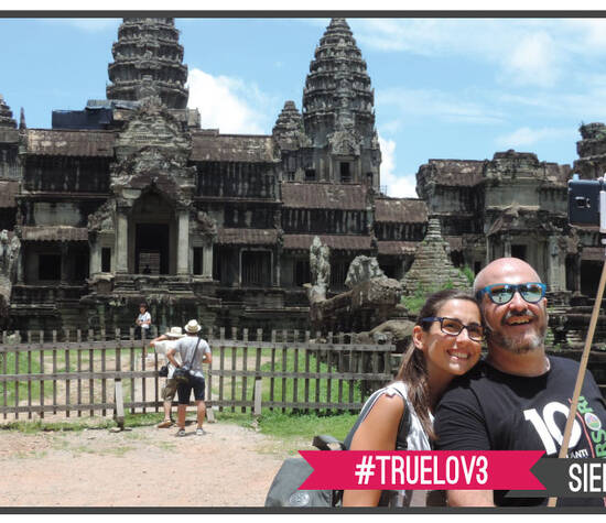 selfie romantico di fronte a la meraviglia del mondo: Angkor Wat