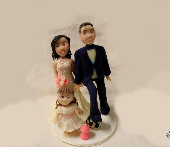 Cake topper personalizzato con sposi e bimba