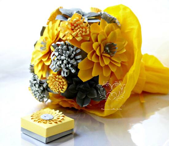 LaCasadiTania: Bouquet vitaminico,giallo e grigio con fiori e succulente.
Bomboniera a tema