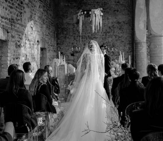 Wedding in convento ceremony dramatic minimal amaranto