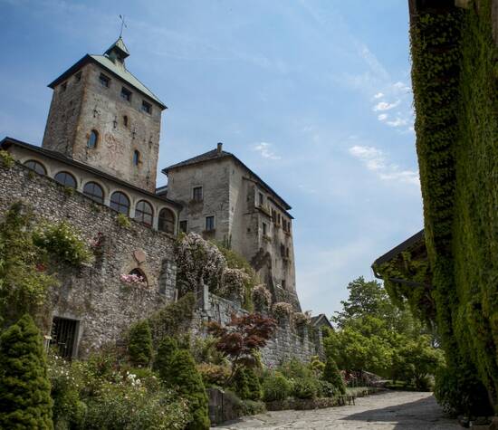 Castel Ivano, una corte sempre fiorita ed elegante