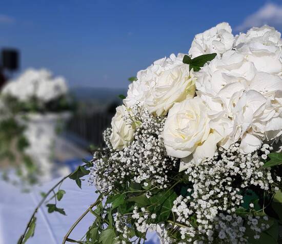 Coppe medicee con fiori total white per la cerimonia