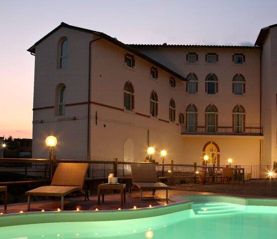 L'Hotel Certaldo nel cuore della Toscana, a pochi passi dal bellissimo borgo medievale di Certaldo Alto ed a qualche minuto dalla celebre San Gimignano!