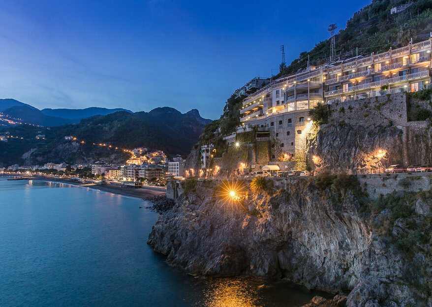 Il mare di Salerno come scenario per il suggestivo Hotel Club Due Torri...
