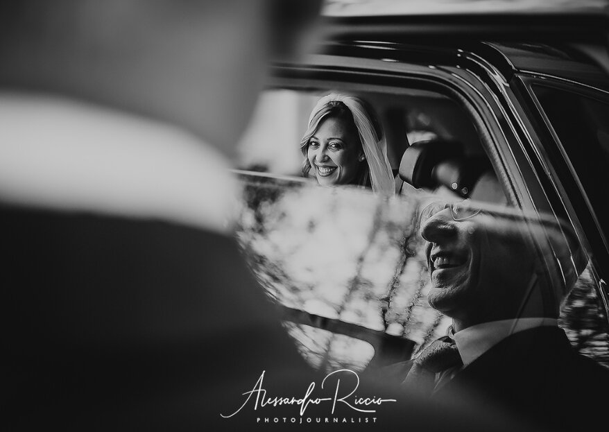 Alessandro Riccio Photojournalist offre un mix attento di fotografie tradizionali e scatti senza filtri per immortalare le vostre nozze
