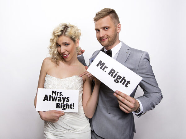 Addobbi Matrimonio Segni di matrimonio bianco con lettere nere: "Mr. Right" e "Mrs. Always Right!"
