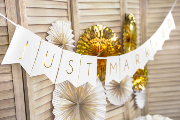 Addobbi Matrimonio Gagliardetti da matrimonio bianchi con scritte in oro: "Just Married".