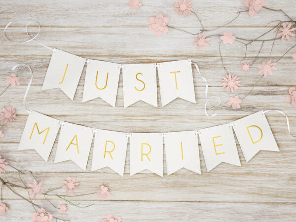 Addobbi Matrimonio Gagliardetti da matrimonio bianchi con scritte in oro: "Just Married".