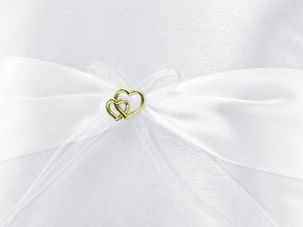 Addobbi Matrimonio Cuscino per fedi in raso bianco: nastro di tulle e cuori d'oro
