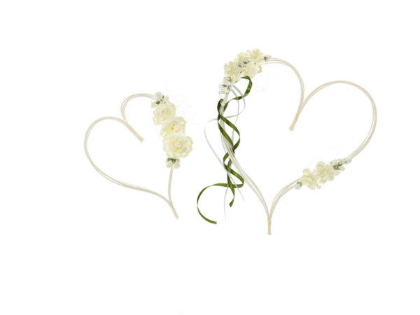 Addobbi Matrimonio Cuori di rattan con bouquet di fiori crema e nastro verde per decorazioni di nozze