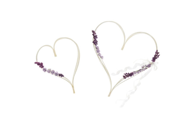 Addobbi Matrimonio Cuori di rattan con bouquet di fiori viola per la decorazione di nozze