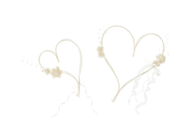 Addobbi Matrimonio Cuori di rattan con bouquet di fiori crema per decorazioni di nozze